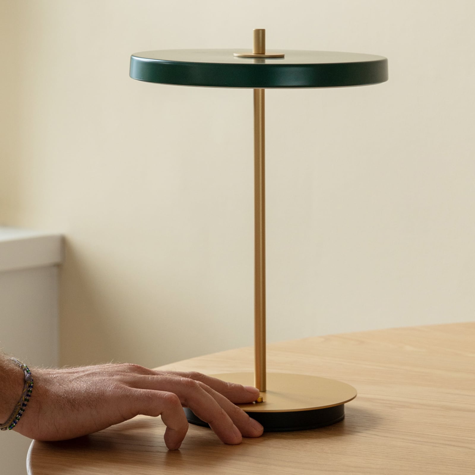 LED oppladbar bordlampe Asteria Move skoggrønn Ø20 cm lys i mørkt rom