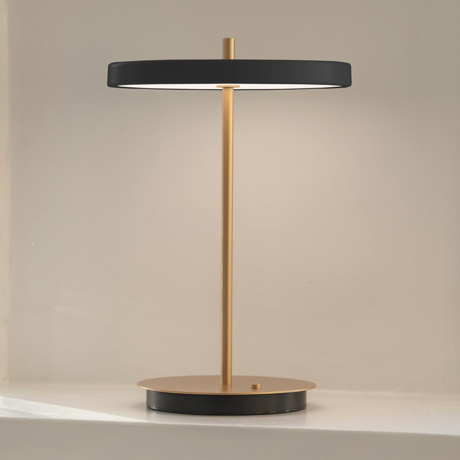 LED oppladbar bordlampe Asteria Move svart/messing Ø20 cm forfra