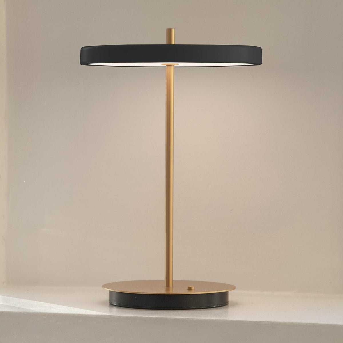 LED oppladbar bordlampe Asteria Move svart/messing Ø20 cm forfra