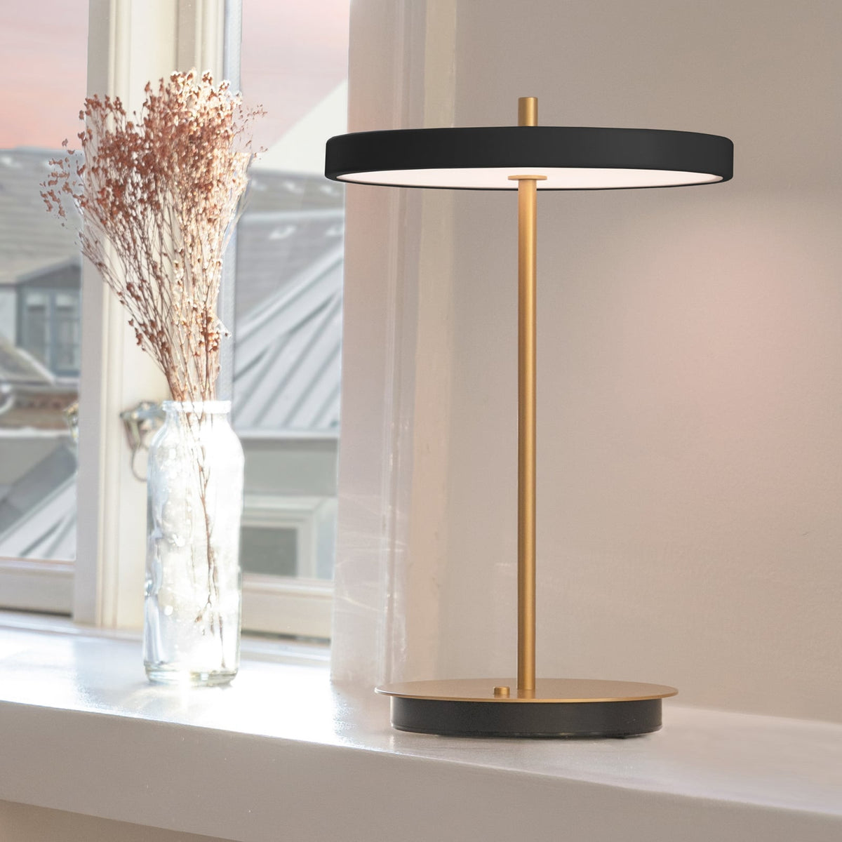 LED oppladbar bordlampe Asteria Move svart/messing Ø20 cm bakside