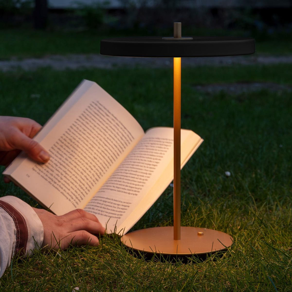 LED oppladbar bordlampe Asteria Move svart/messing Ø20 cm side
