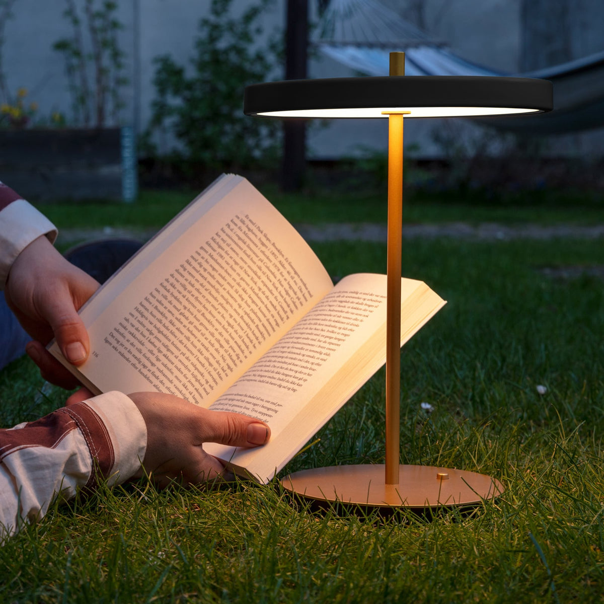 LED oppladbar bordlampe Asteria Move svart/messing Ø20 cm lysdetalj