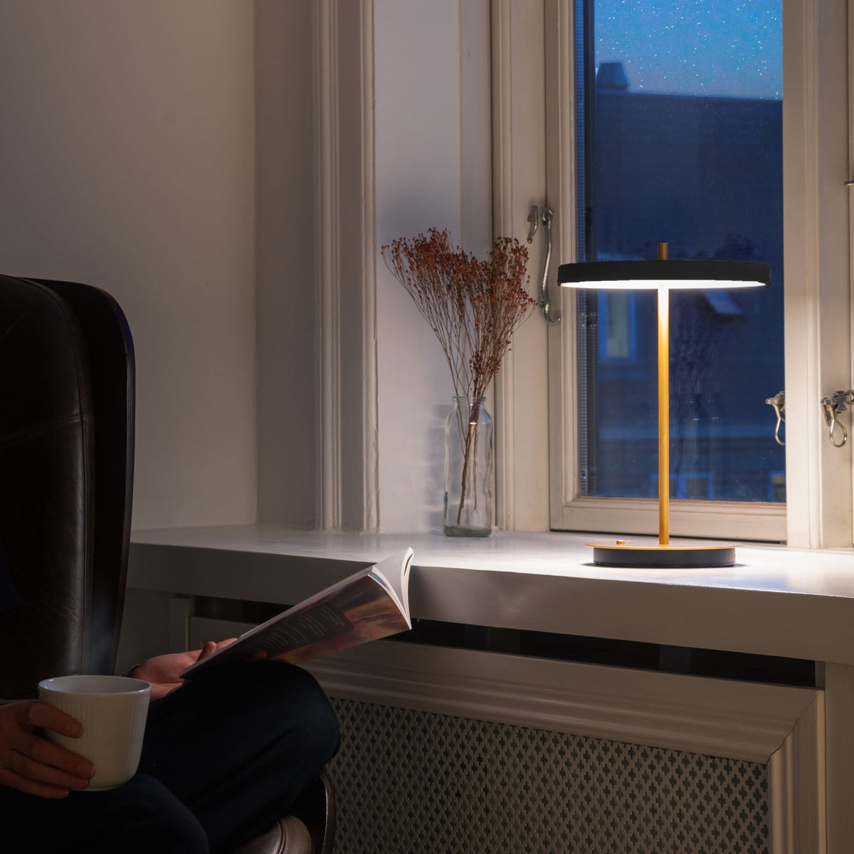 LED oppladbar bordlampe Asteria Move svart/messing Ø20 cm base