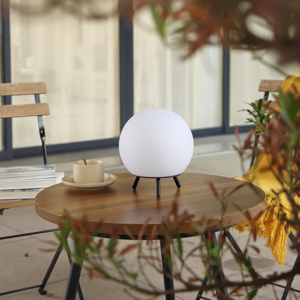 Detalj av LED oppladbar bordlampe Aurilia kuleformet svart/hvit