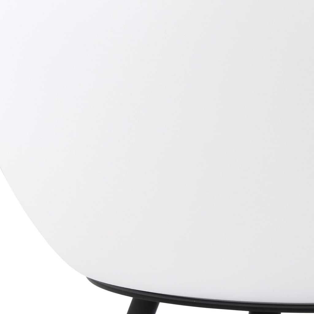 LED oppladbar bordlampe Aurilia kuleformet svart/hvit i bruk på terrasse