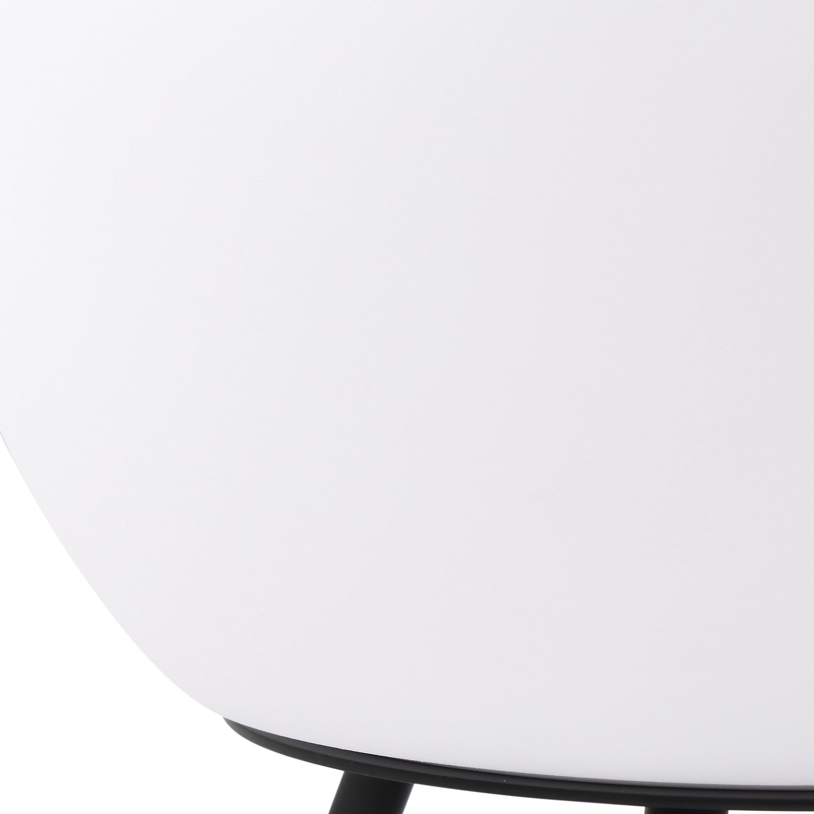 LED oppladbar bordlampe Aurilia kuleformet svart/hvit i bruk på terrasse