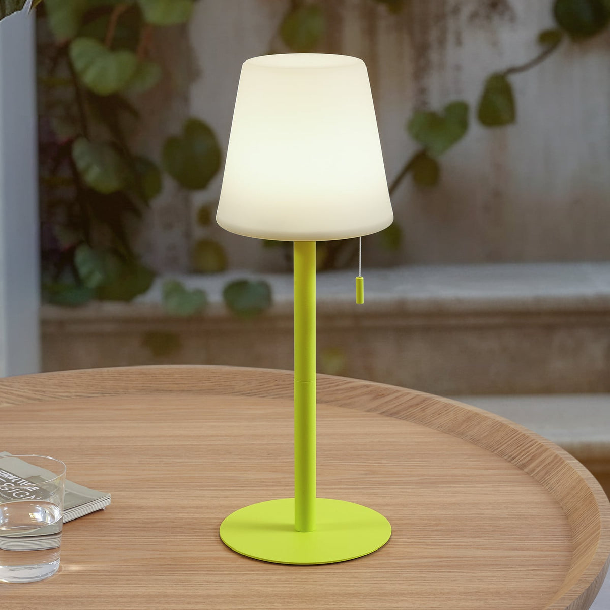 LED oppladbar bordlampe Azalea gul aluminium CCT IP44 forfra