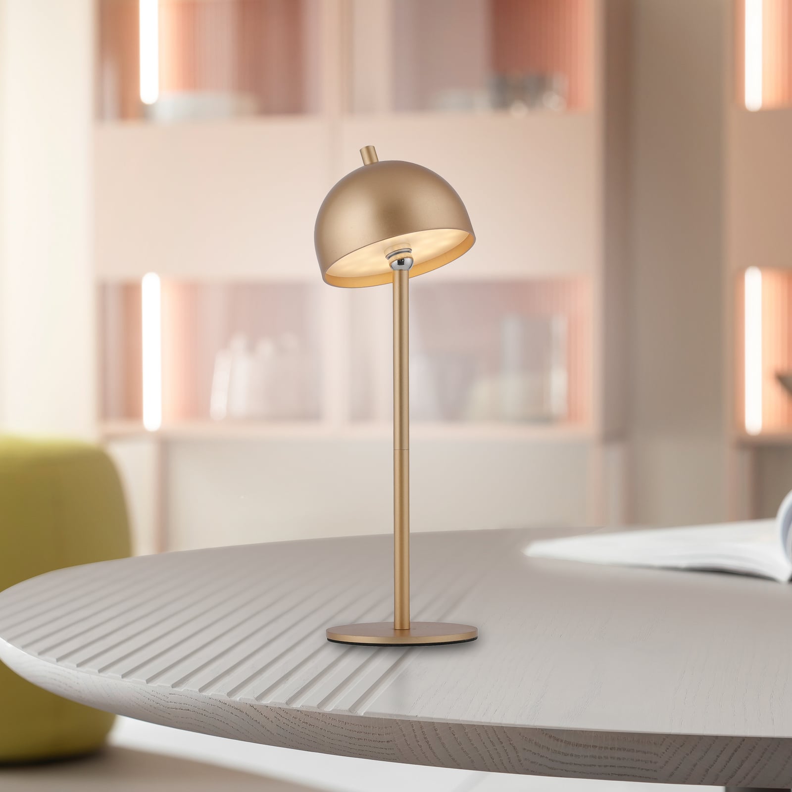 LED oppladbar bordlampe Bellies dimbar gull IP54 detalj av touchdimmer