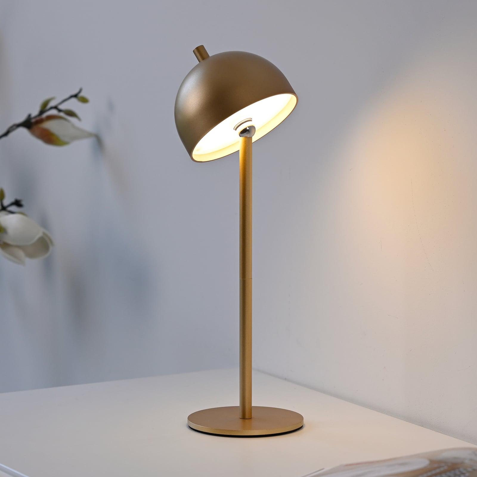 LED oppladbar bordlampe Bellies dimbar gull IP54 med flaskehette