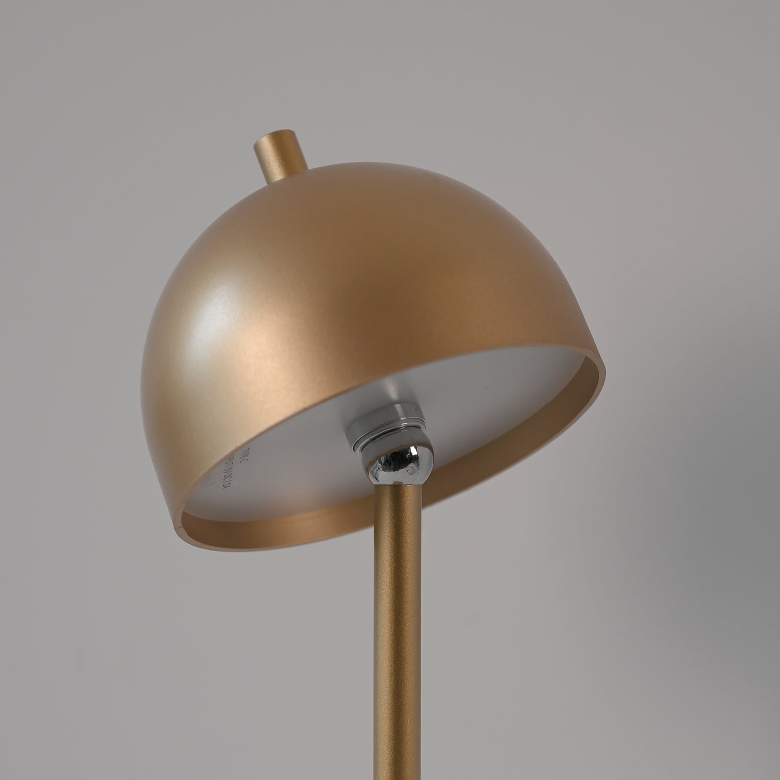 LED oppladbar bordlampe Bellies dimbar gull IP54 med silikonring