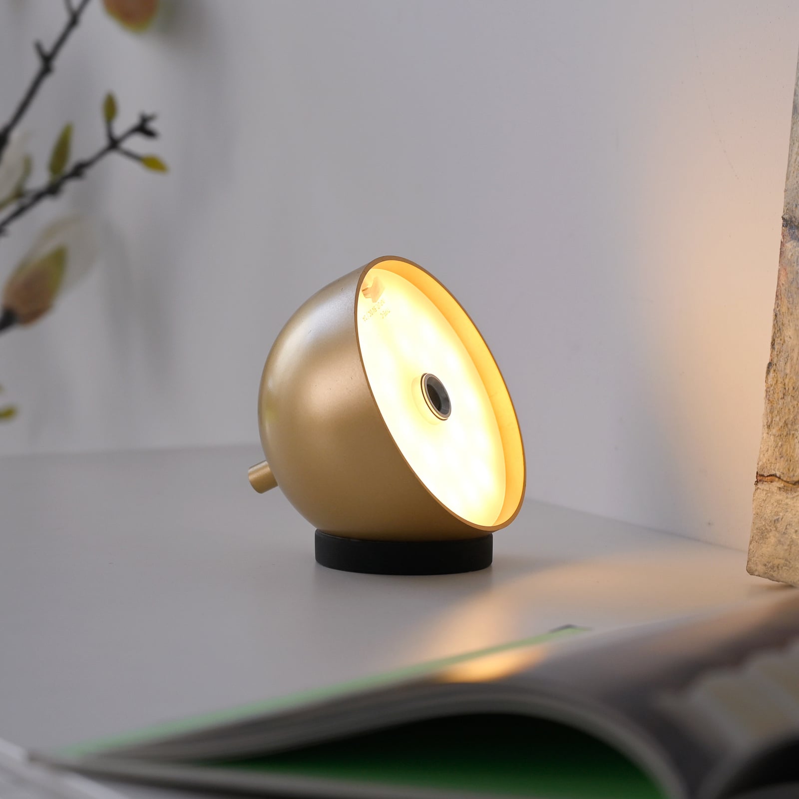 LED oppladbar bordlampe Bellies dimbar gull IP54 detalj av USB-ladekabel