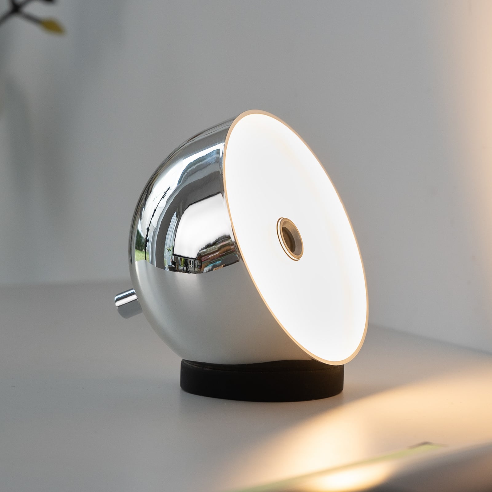 LED oppladbar bordlampe Bellies dimbar krom IP54 på terrasse
