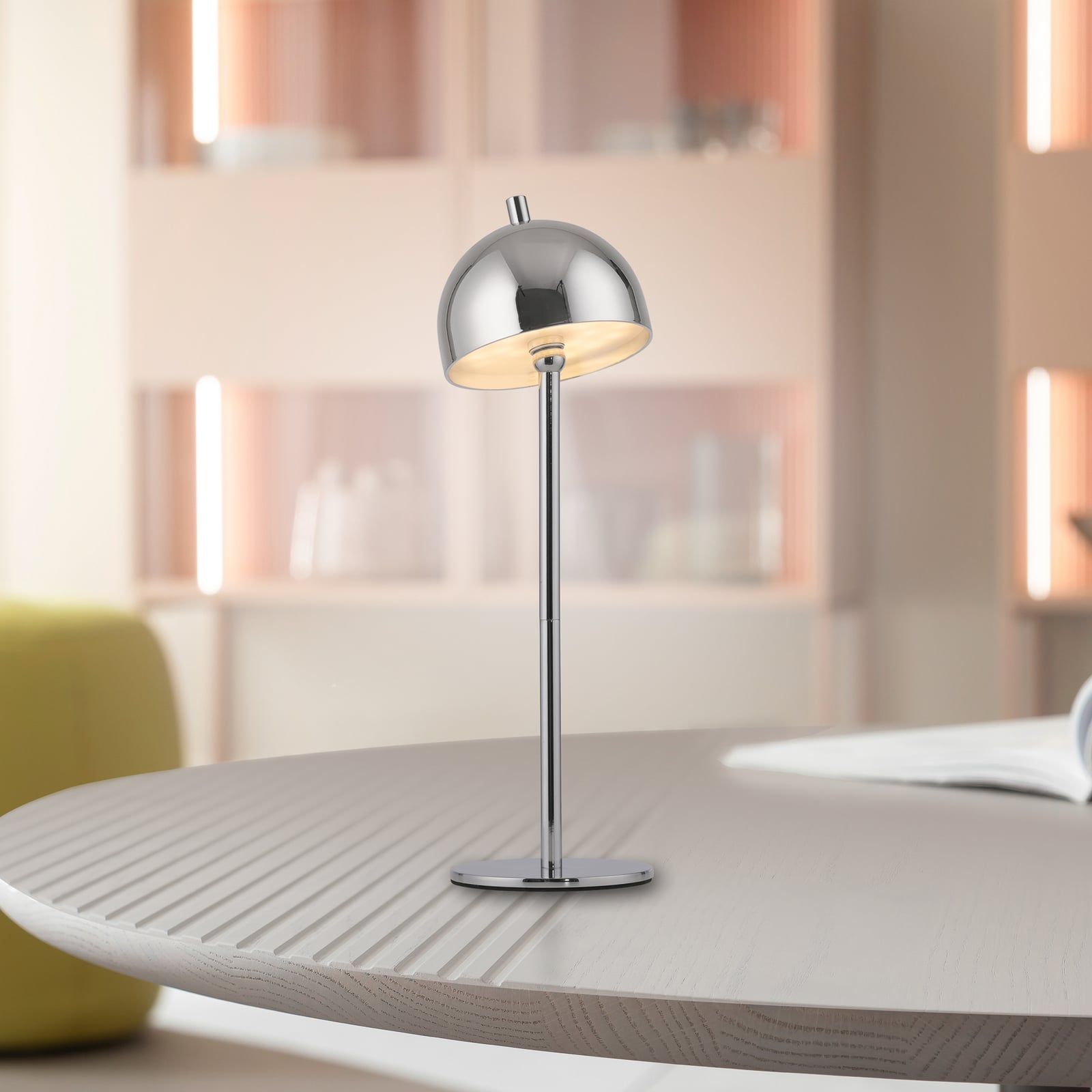 LED oppladbar bordlampe Bellies dimbar krom IP54 montert på bord