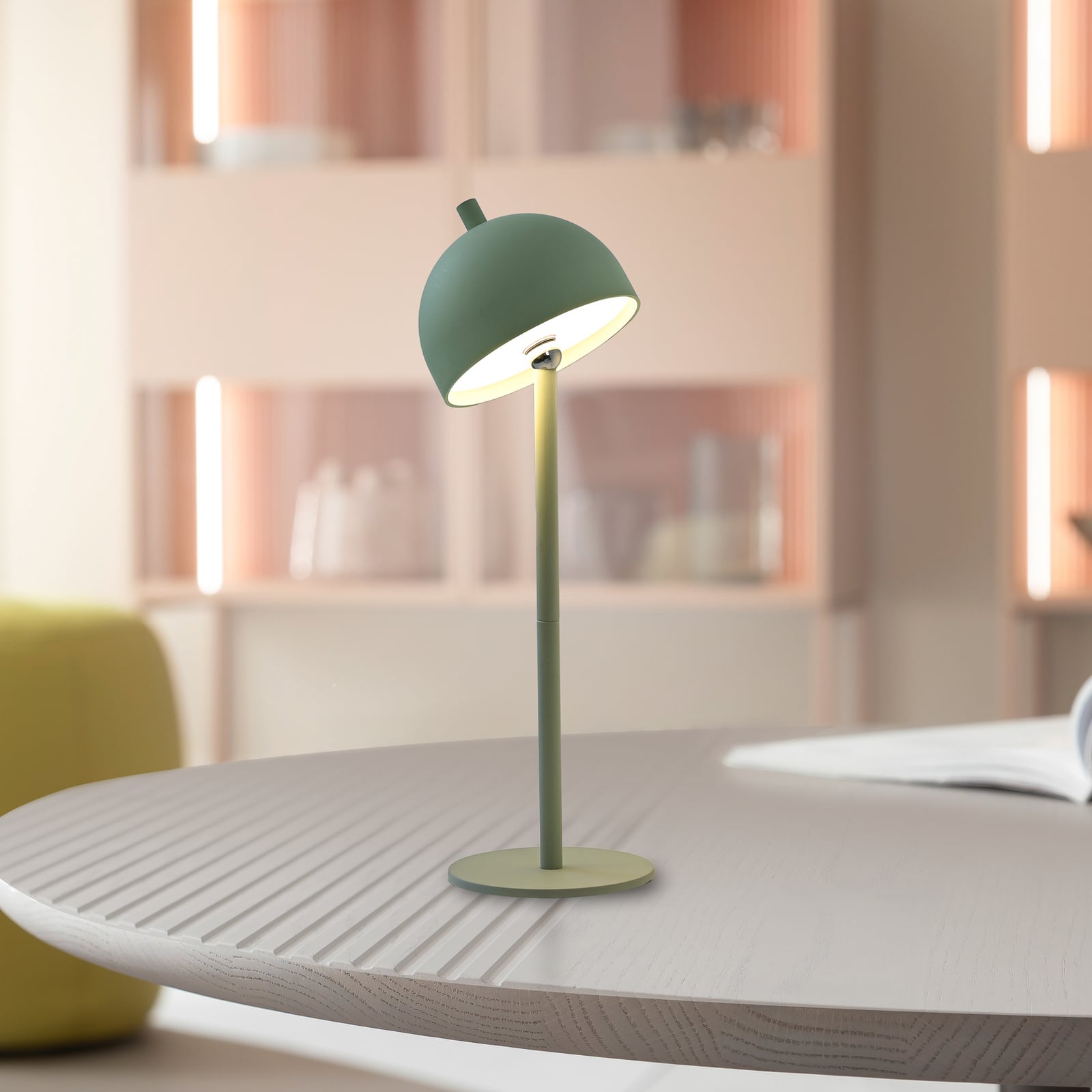LED oppladbar bordlampe Bellies lysgrønn dimbar IP54 montert på bord