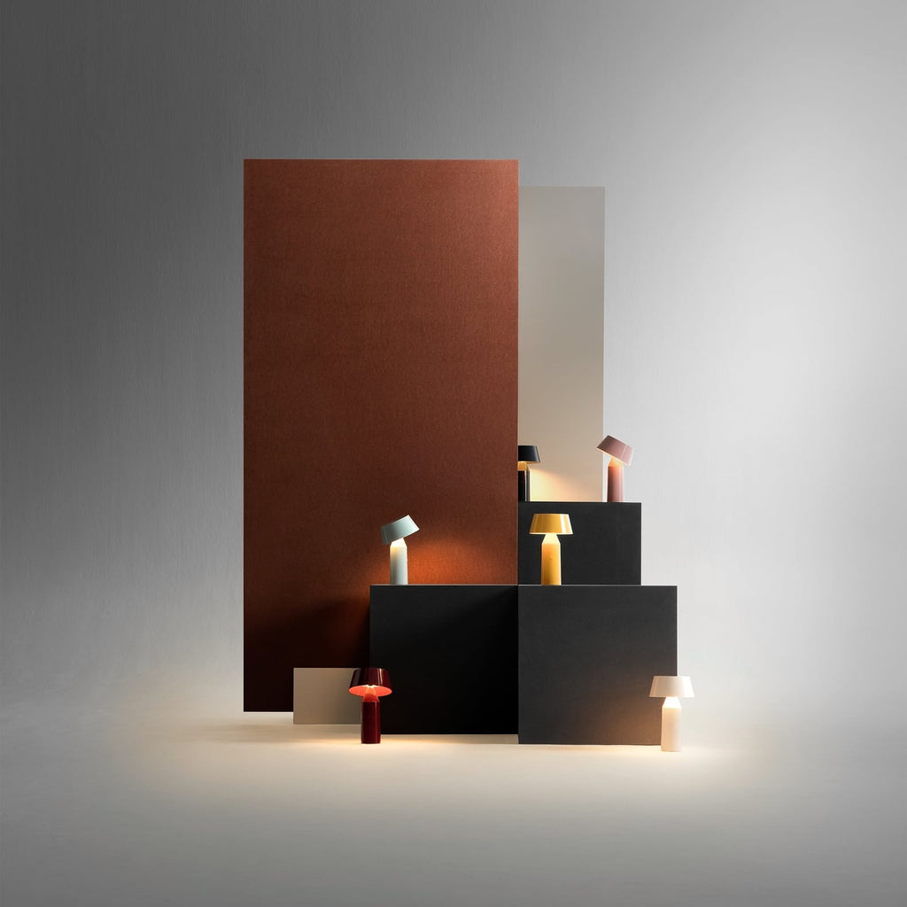 LED oppladbar bordlampe Bicoca hvit dimbar Ø14 cm montert på bord
