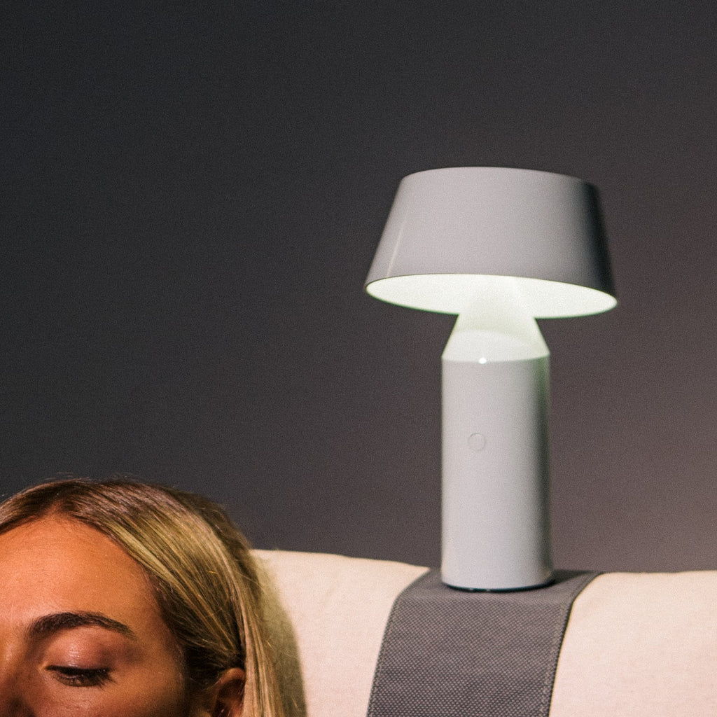 LED oppladbar bordlampe Bicoca hvit dimbar Ø14 cm lys i bruk