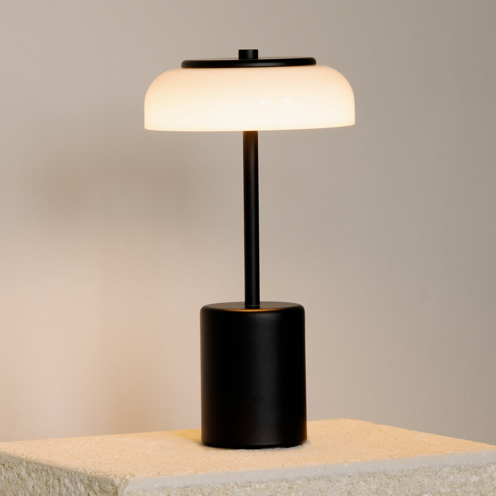 LED oppladbar bordlampe Blossi dimbar svart front
