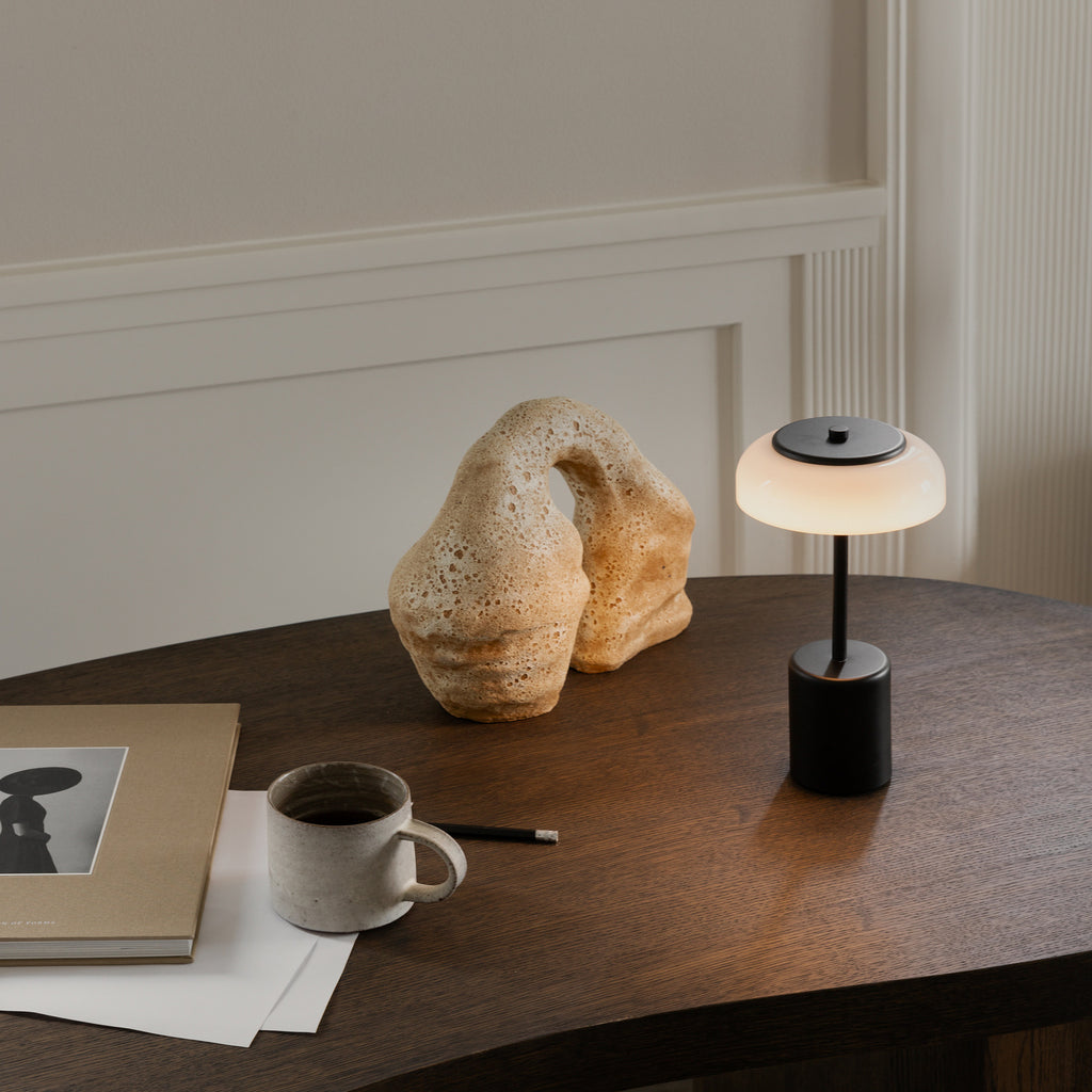 LED oppladbar bordlampe Blossi dimbar svart bakside
