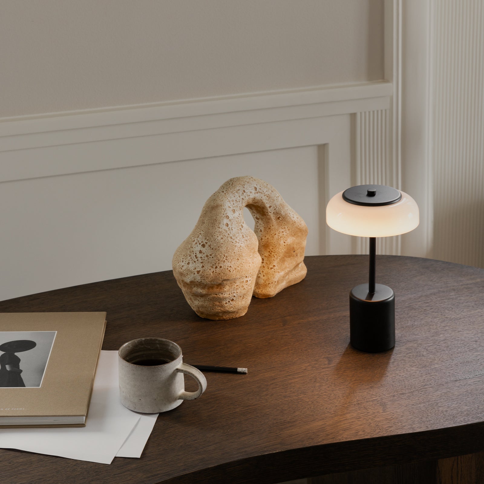 LED oppladbar bordlampe Blossi dimbar svart bakside