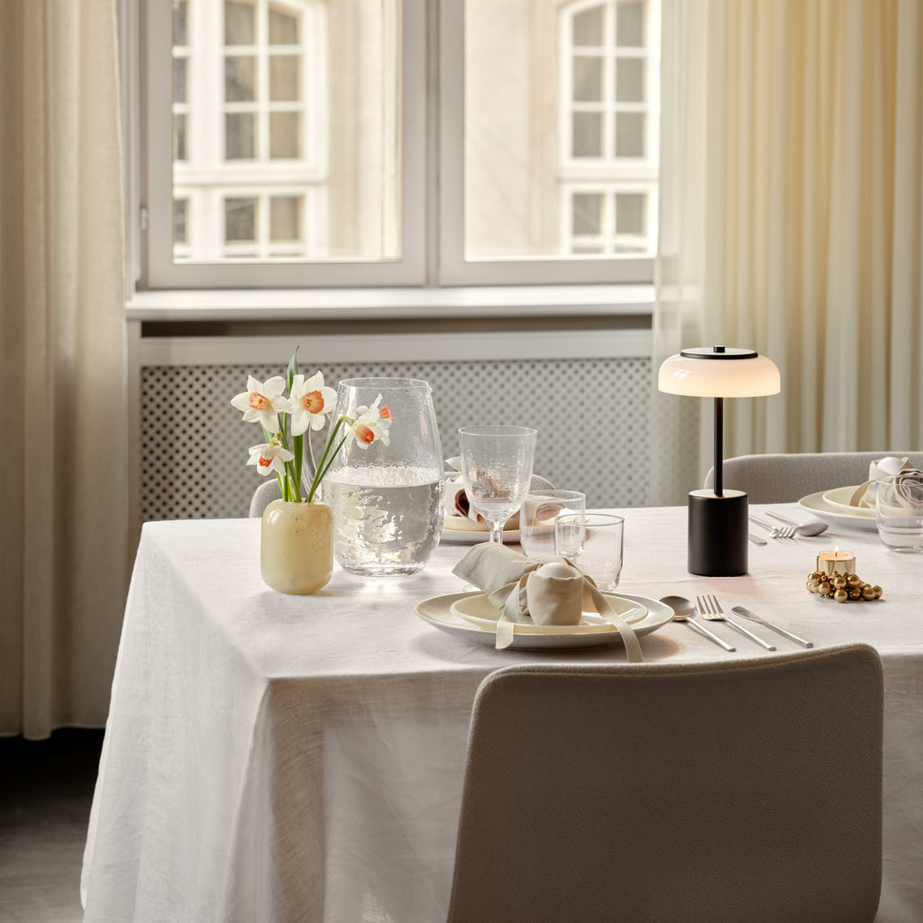 LED oppladbar bordlampe Blossi dimbar svart detalj av skjerm