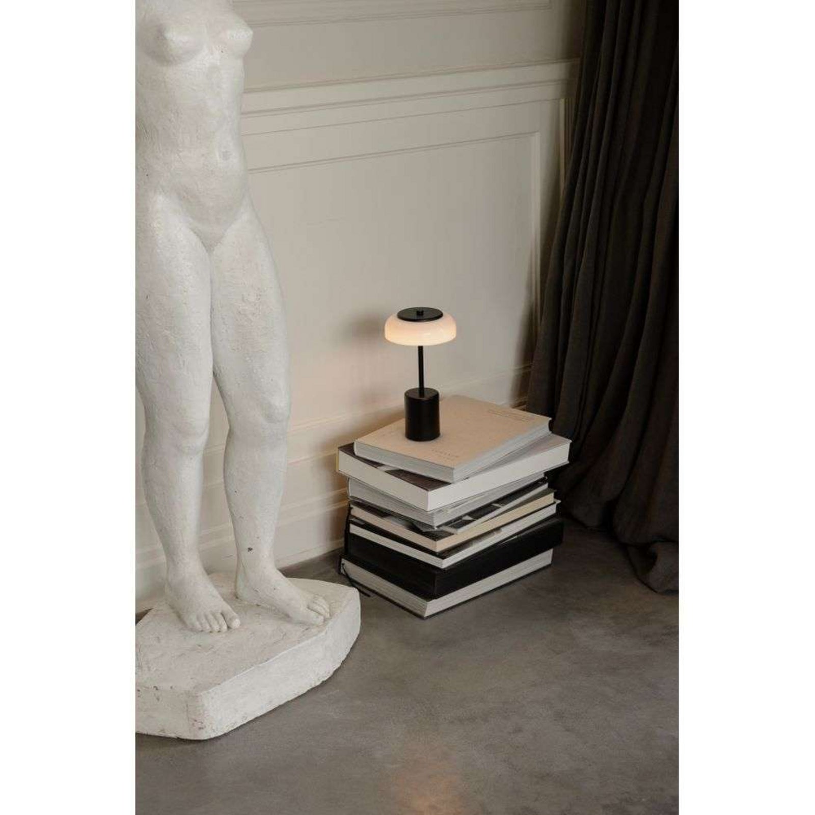 LED oppladbar bordlampe Blossi dimbar Ø14 cm IP65 svart - Nuura
