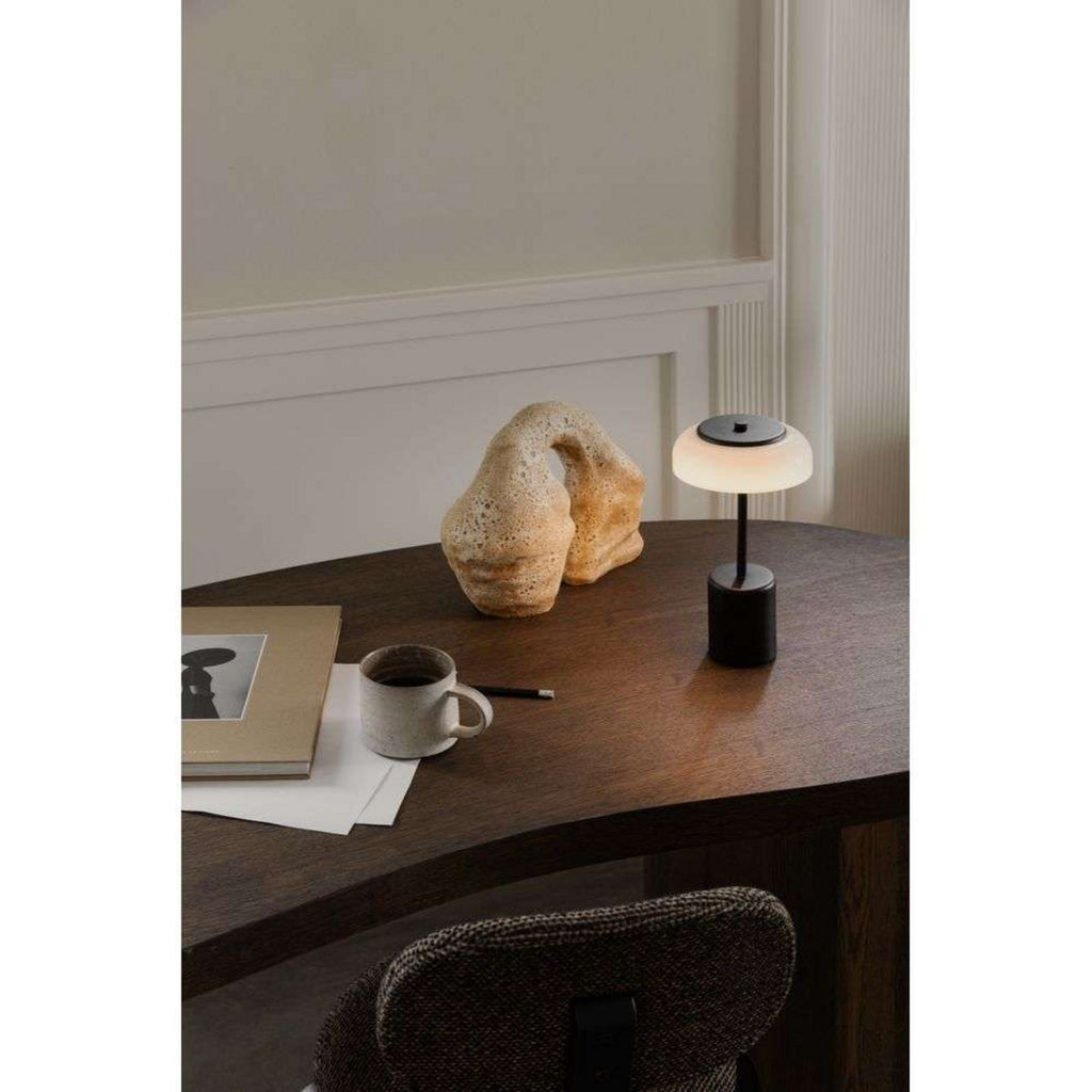 LED oppladbar bordlampe Blossi dimbar Ø14 cm IP65 svart - Nuura