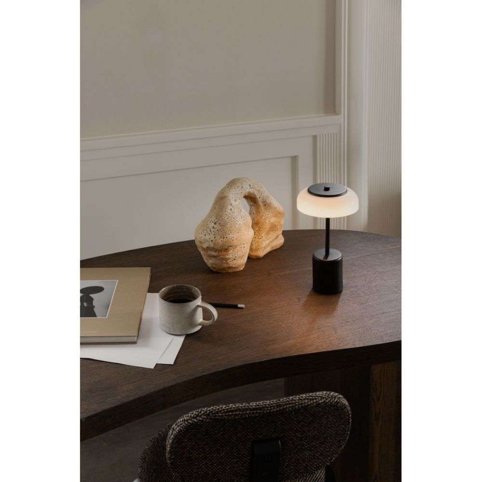 LED oppladbar bordlampe Blossi dimbar Ø14 cm IP65 svart - Nuura