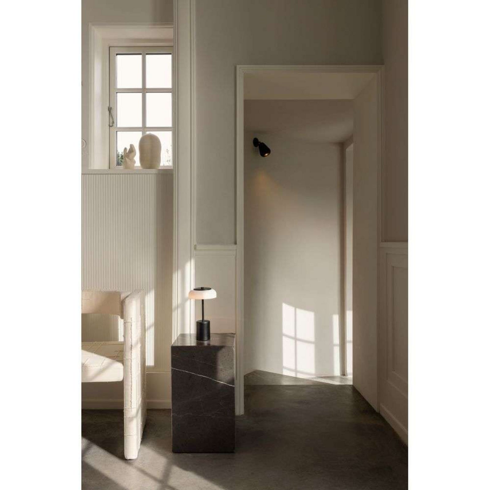LED oppladbar bordlampe Blossi dimbar Ø14 cm IP65 svart - Nuura
