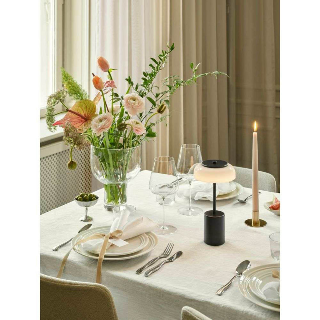 LED oppladbar bordlampe Blossi dimbar Ø14 cm IP65 svart - Nuura