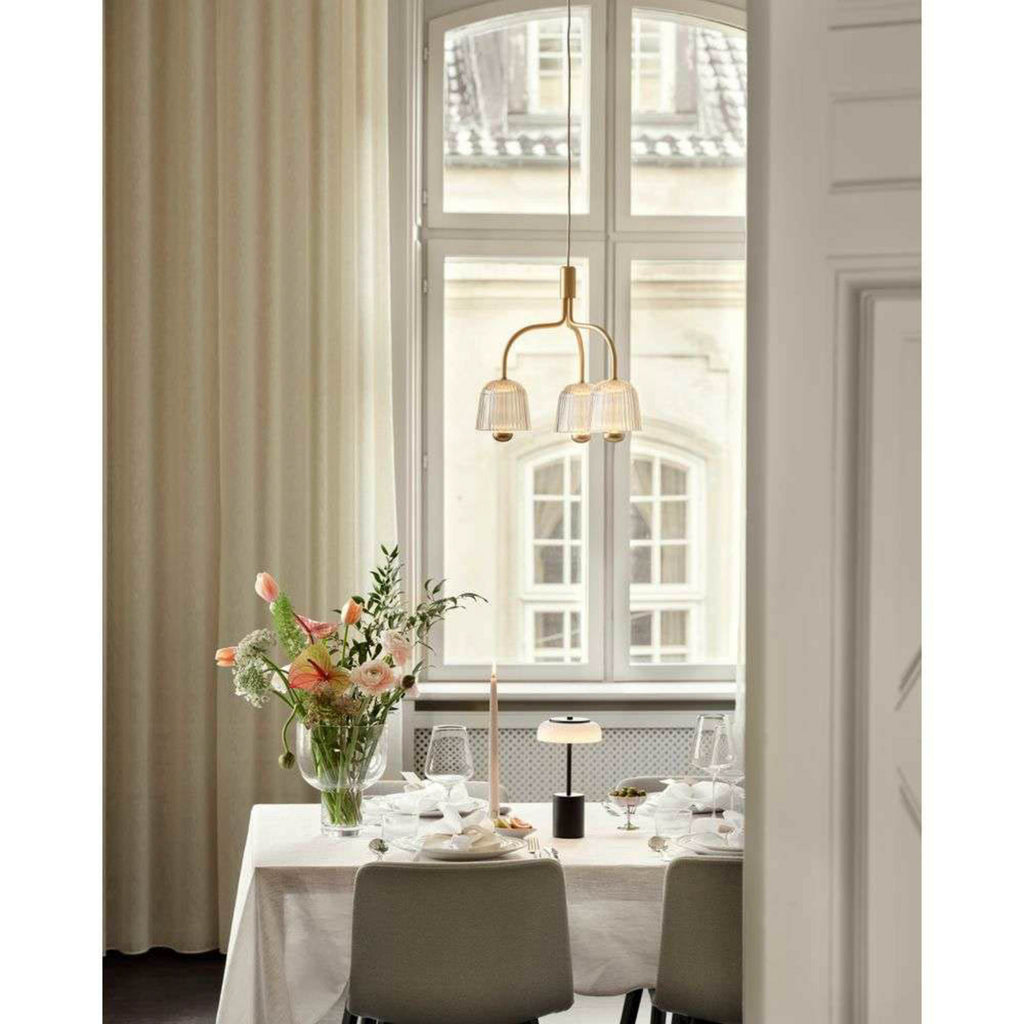 LED oppladbar bordlampe Blossi dimbar Ø14 cm IP65 svart - Nuura