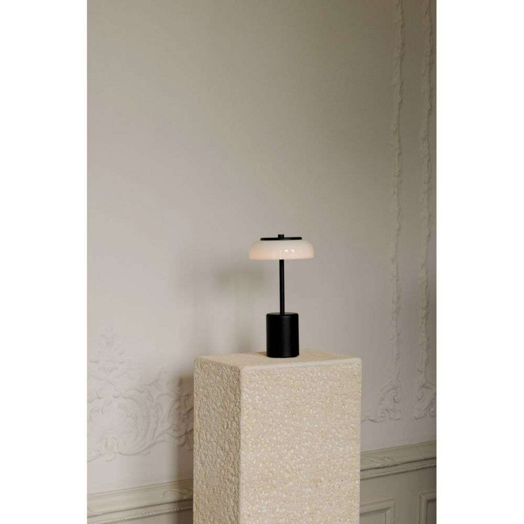 LED oppladbar bordlampe Blossi dimbar Ø14 cm IP65 svart - Nuura