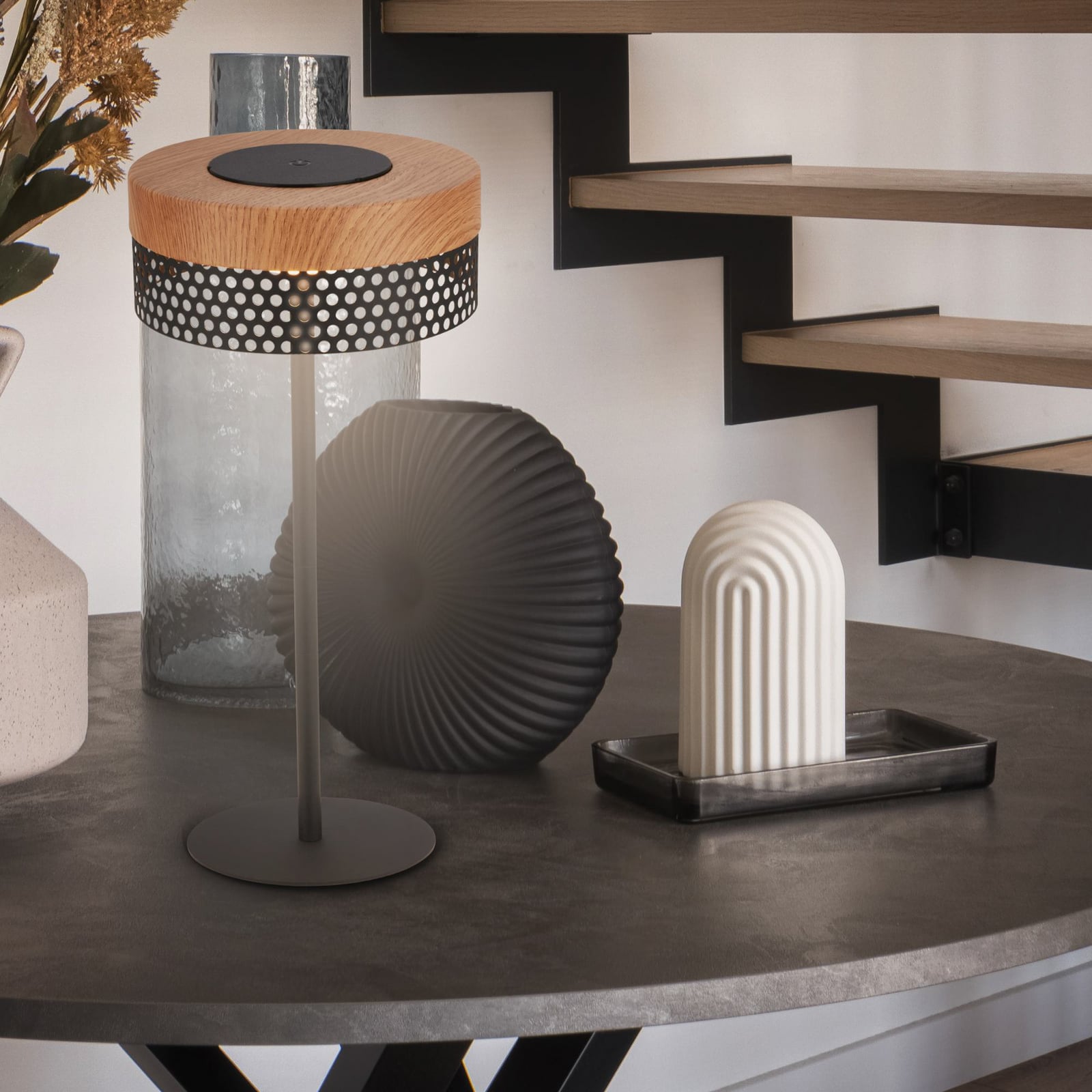 Oversikt over LED oppladbar bordlampe Booha dimbar trefarget/svart IP44