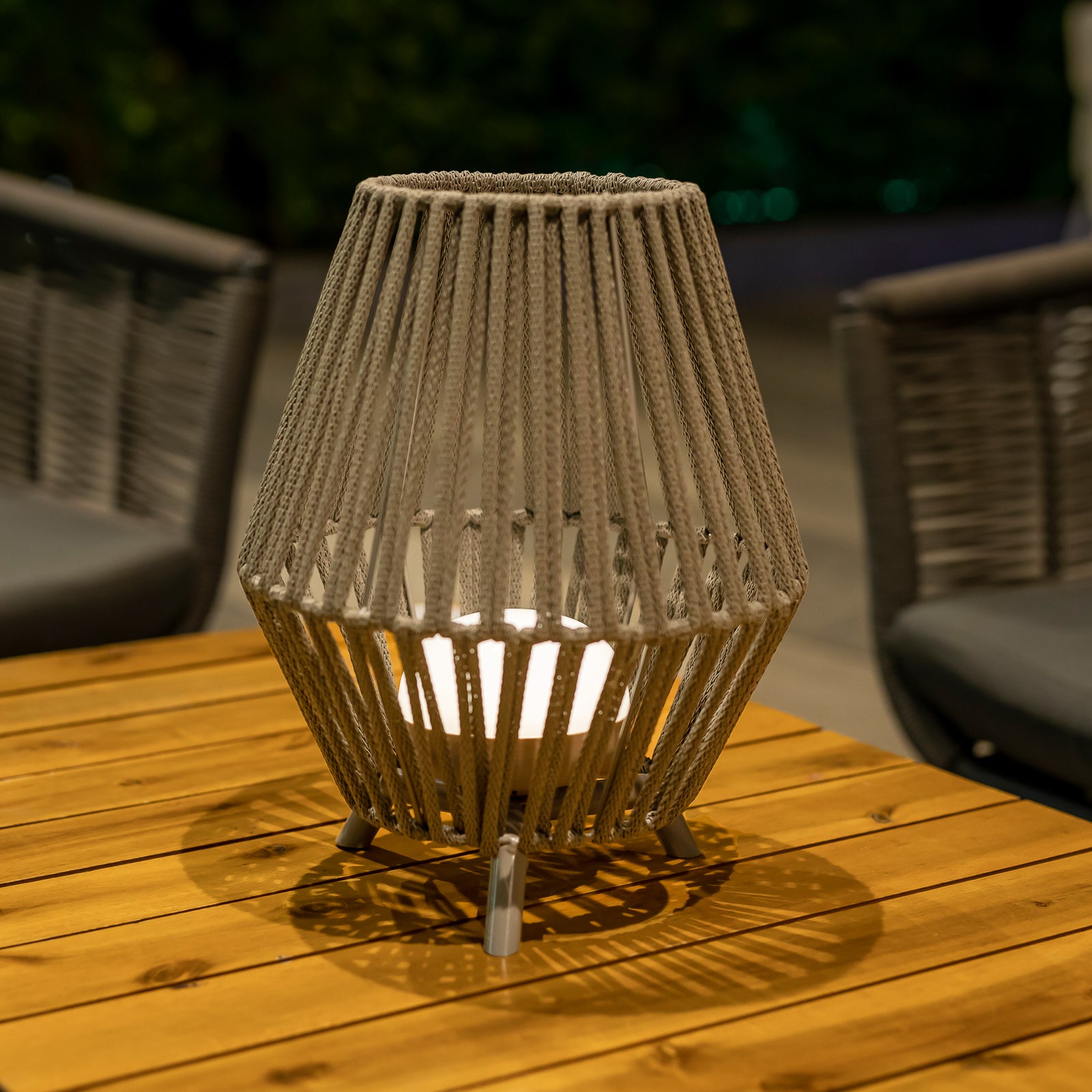 LED oppladbar bordlampe Conta taupe bakside