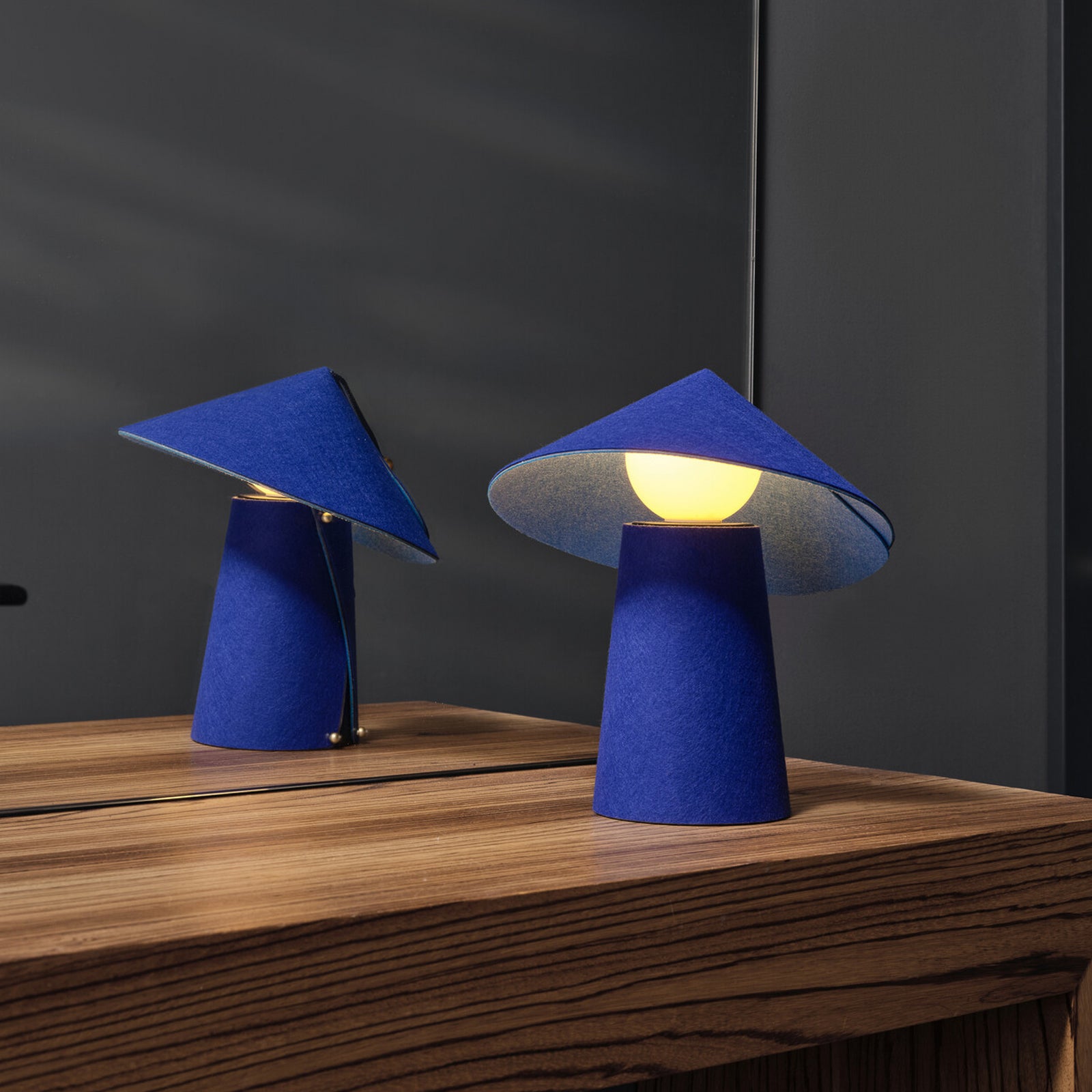 LED oppladbar bordlampe Decor Flip filt blå dimbar bakside