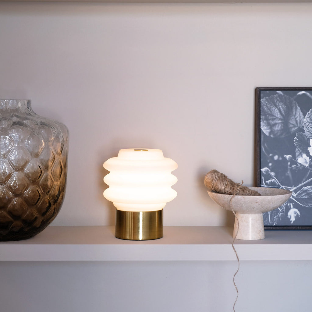 Detalj av LED oppladbar bordlampe Diva glass og messing
