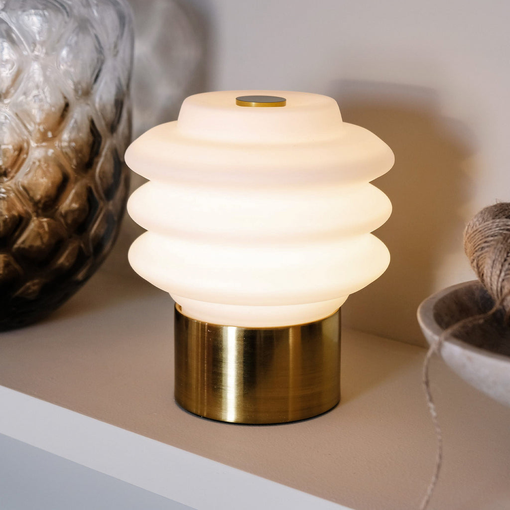 LED oppladbar bordlampe Diva glass og messing forfra