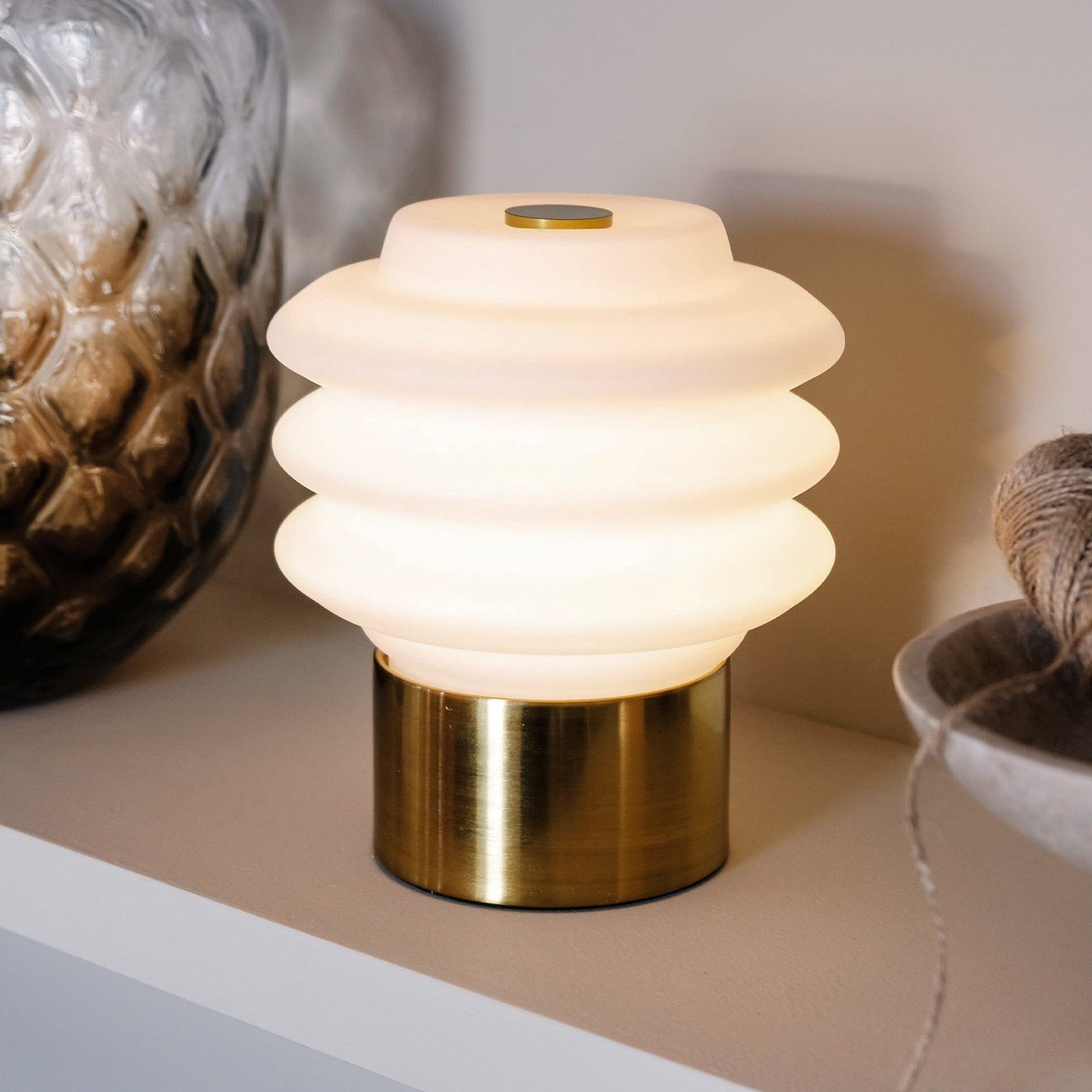 LED oppladbar bordlampe Diva glass og messing forfra