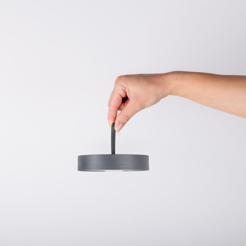LED oppladbar bordlampe Ella magnetisk grå IP54 dimbar nærbilde av touchdimmer