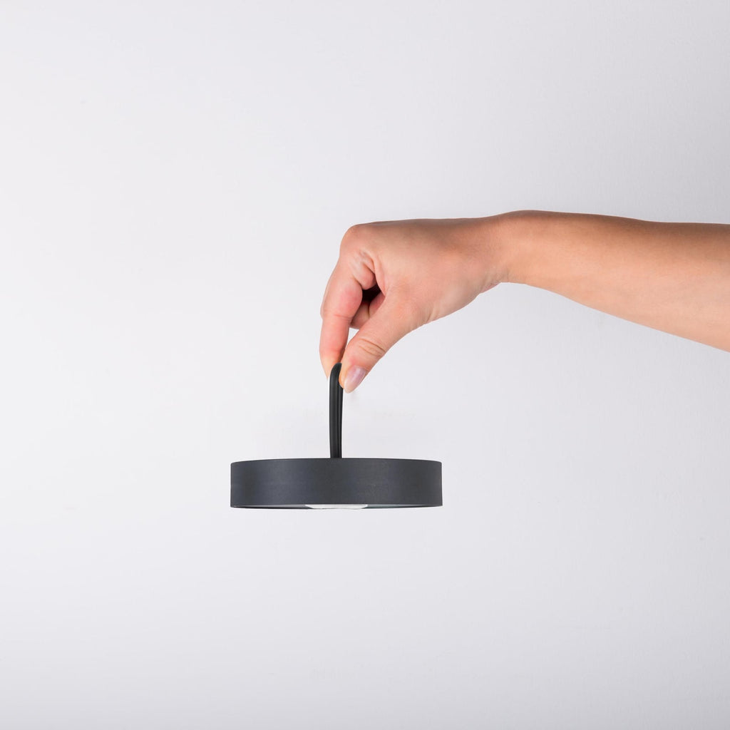 LED oppladbar bordlampe Ella magnetisk svart IP54 nærbilde av touchdimmer
