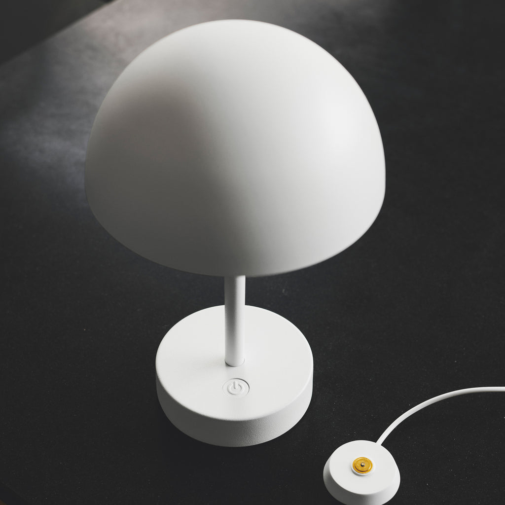 LED oppladbar bordlampe Ellen To-Go aluminium hvit detalj av bryter