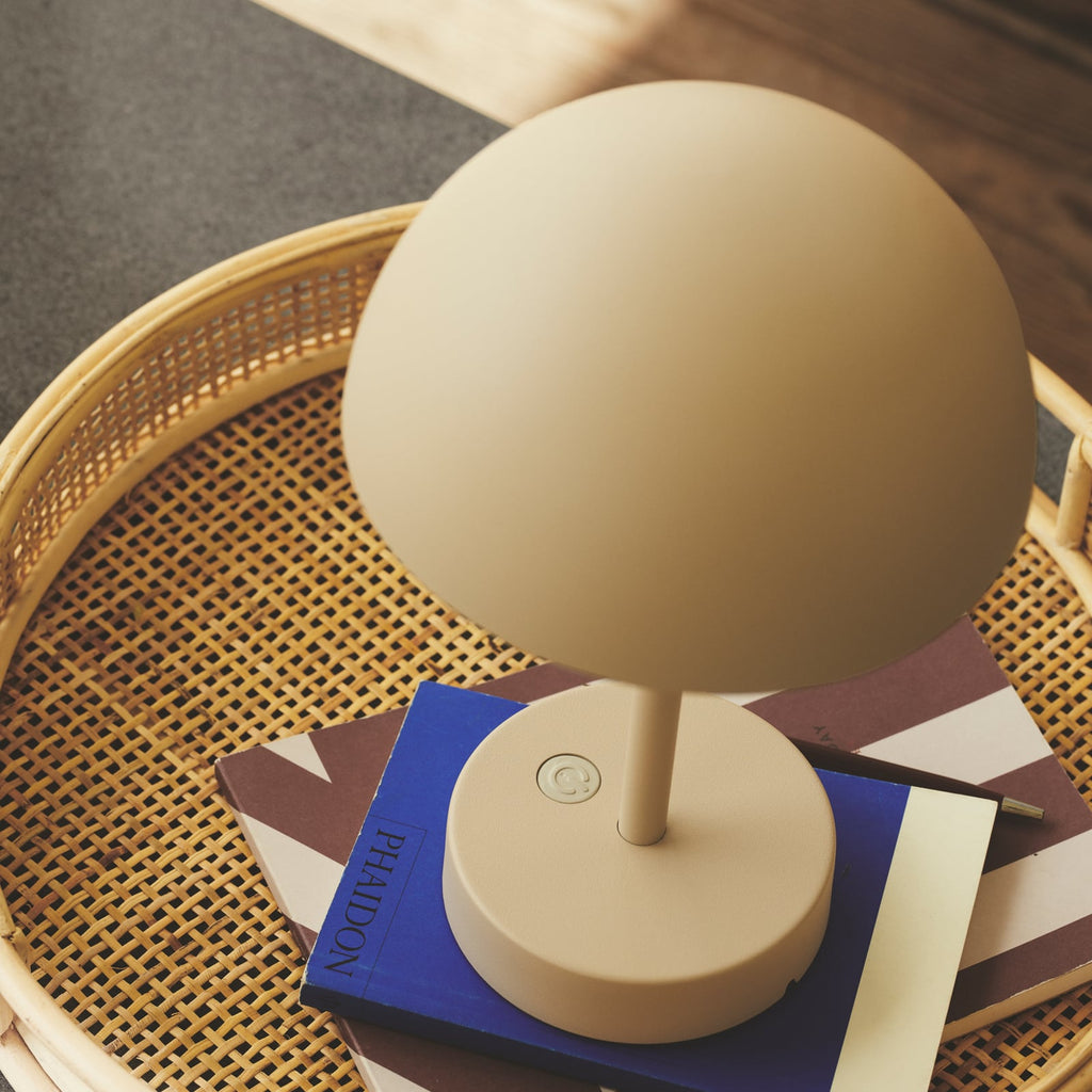 LED oppladbar bordlampe Ellen To-Go beige aluminium detalj av bryter