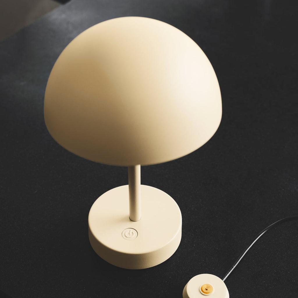 LED oppladbar bordlampe Ellen To-Go beige aluminium montert i stue