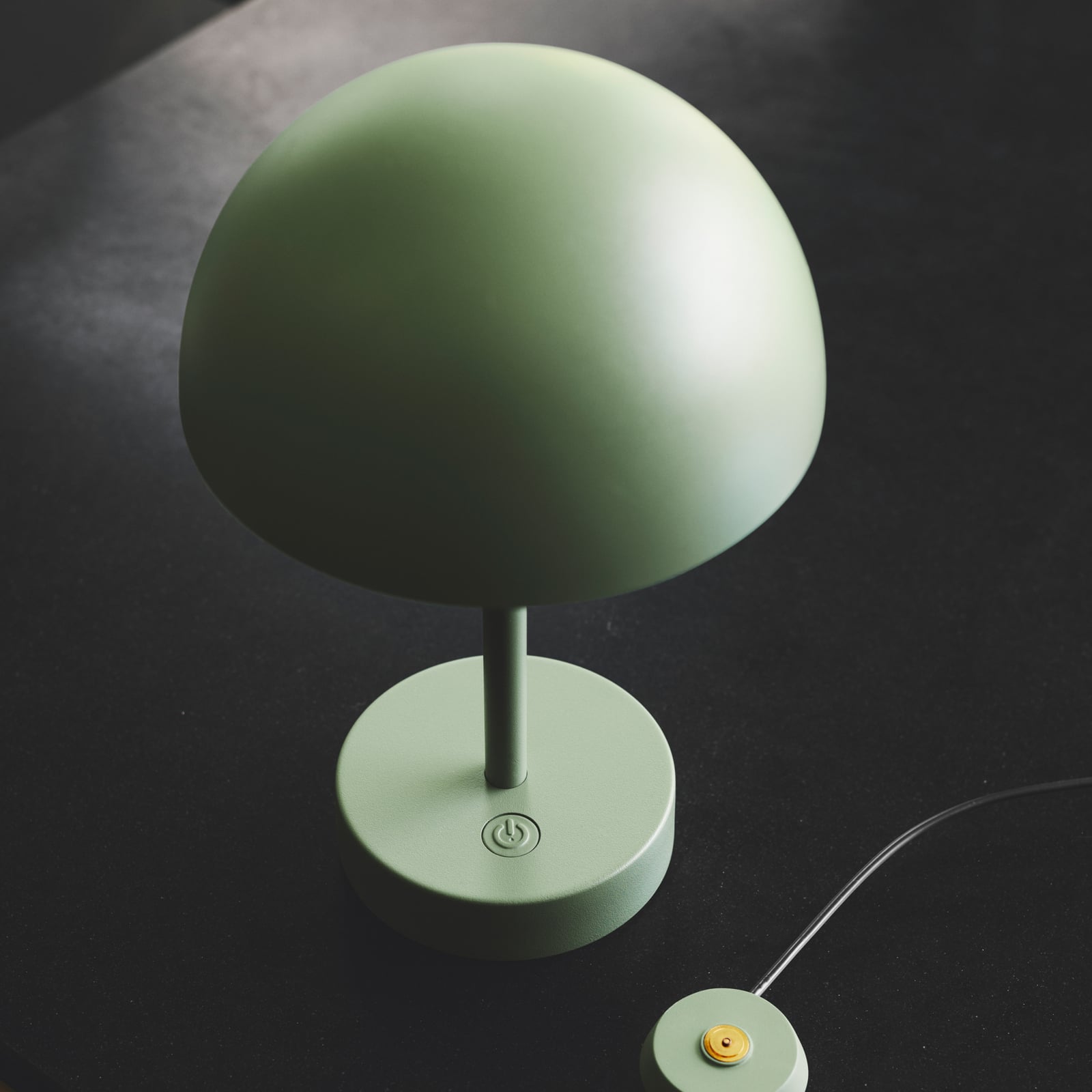 Detalj av LED oppladbar bordlampe Ellen To-Go olivengrønn