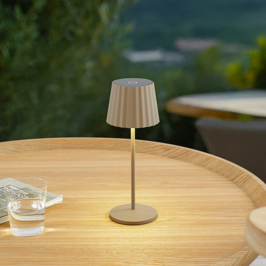 LED oppladbar bordlampe Esali dimbar beige IP65 Ø11 cm bakside