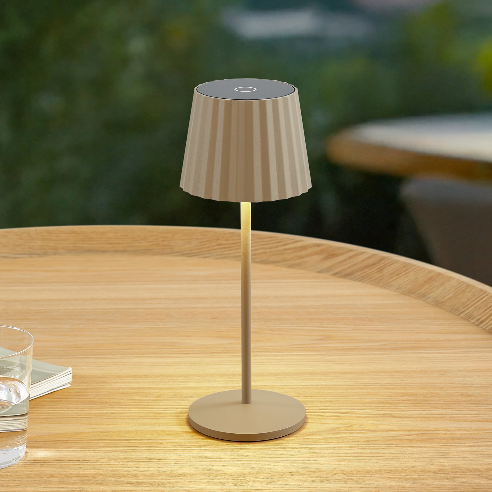 LED oppladbar bordlampe Esali dimbar beige IP65 Ø11 cm forfra