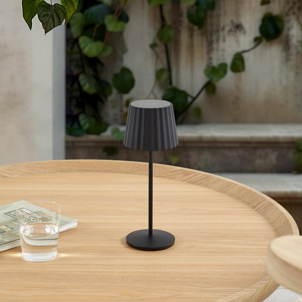 LED oppladbar bordlampe Esali dimbar svart IP65 Ø11 cm montert på terrasse