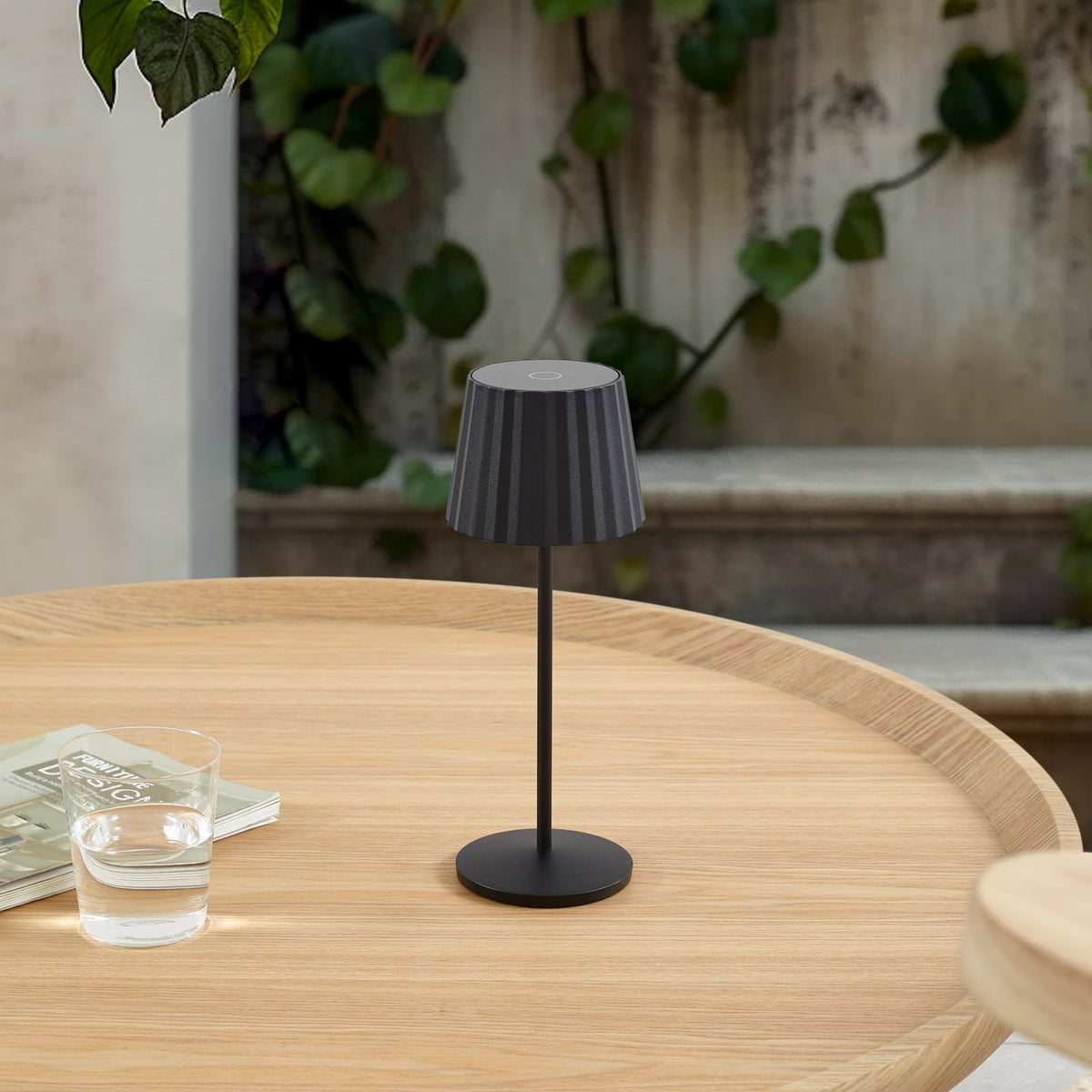 LED oppladbar bordlampe Esali dimbar svart IP65 Ø11 cm montert på terrasse