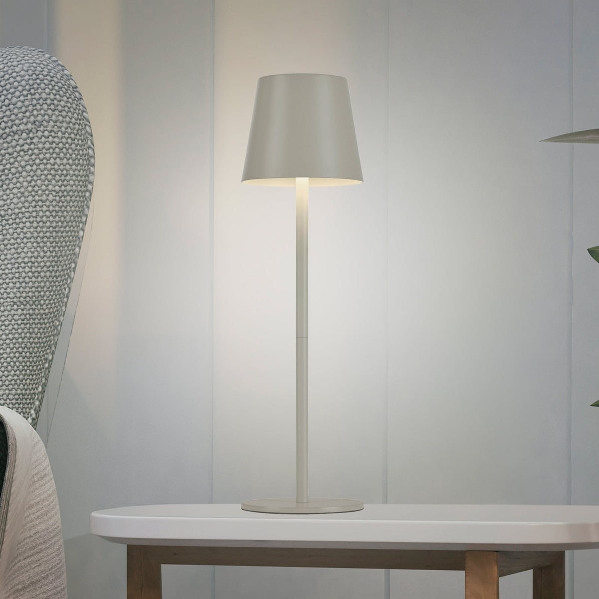 LED oppladbar bordlampe Euria dimbar grå-beige jern IP54 forfra