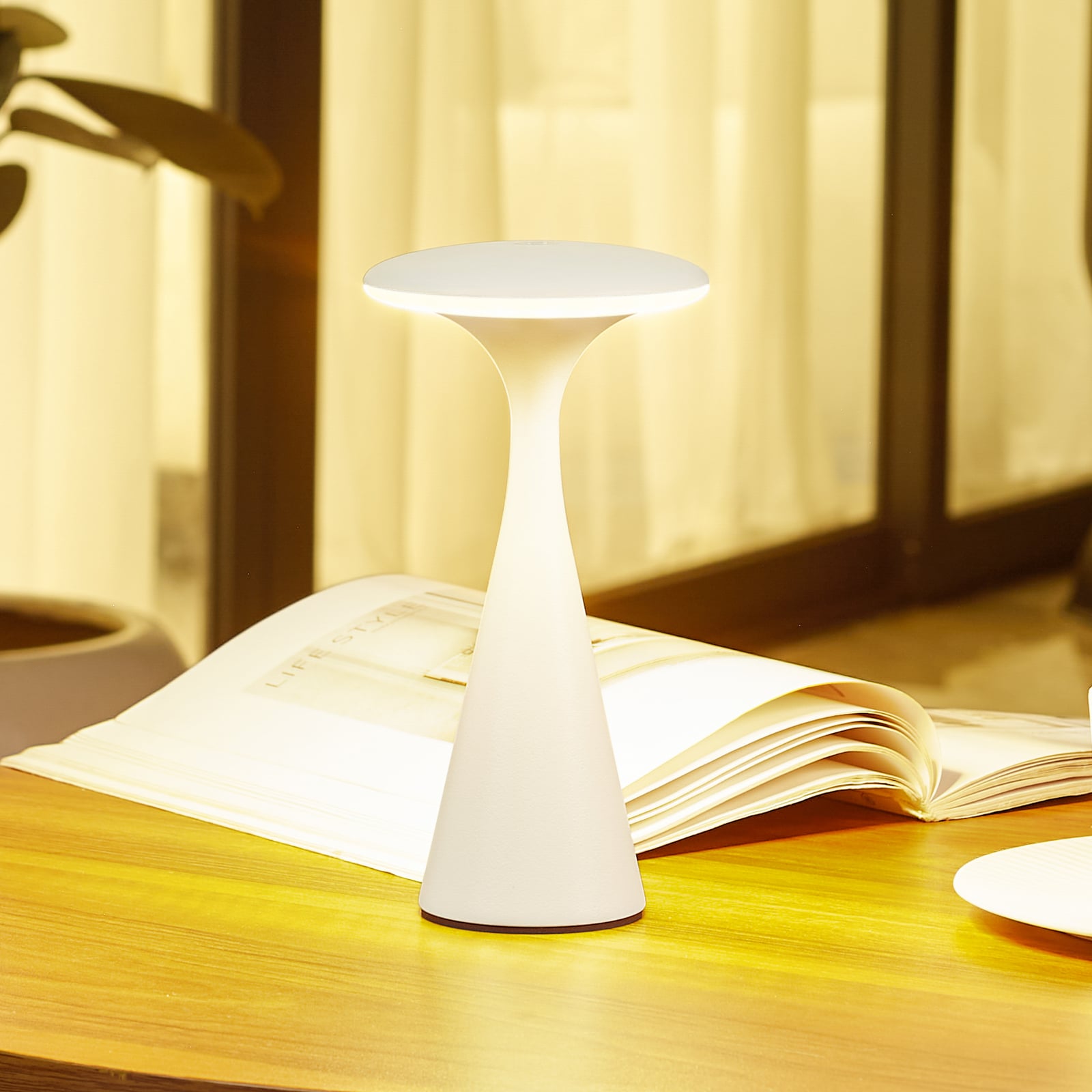 LED oppladbar bordlampe Evelen hvit IP54 CCT dimbar forfra