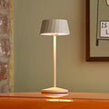 LED oppladbar bordlampe Facetta beige aluminium forfra